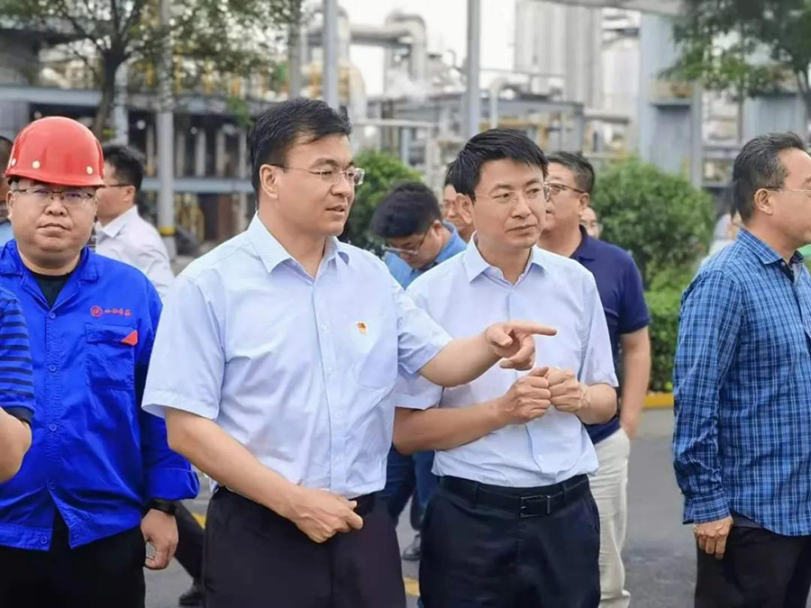 呂梁市委常委、市政府常務(wù)副市長(zhǎng)任忠與對(duì)外經(jīng)濟(jì)貿(mào)易等大學(xué)專(zhuān)家組一行蒞臨華鑫集團(tuán)考察指導(dǎo)